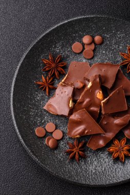 Evde kurutulmuş meyveli çikolatalı bir çikolata. Tasarımınız için arka plan olarak çikolatayı kullanın