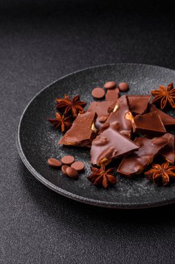 Evde kurutulmuş meyveli çikolatalı bir çikolata. Tasarımınız için arka plan olarak çikolatayı kullanın