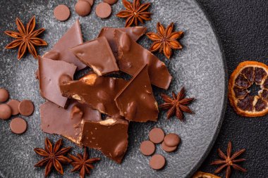 Evde kurutulmuş meyveli çikolatalı bir çikolata. Tasarımınız için arka plan olarak çikolatayı kullanın