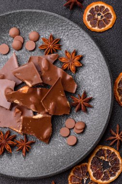 Evde kurutulmuş meyveli çikolatalı bir çikolata. Tasarımınız için arka plan olarak çikolatayı kullanın