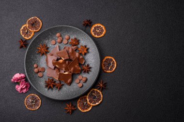 Evde kurutulmuş meyveli çikolatalı bir çikolata. Tasarımınız için arka plan olarak çikolatayı kullanın