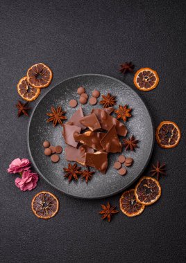 Evde kurutulmuş meyveli çikolatalı bir çikolata. Tasarımınız için arka plan olarak çikolatayı kullanın
