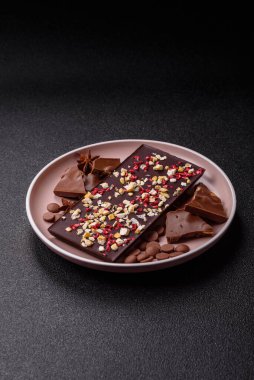 Evde kurutulmuş meyveli çikolatalı bir çikolata. Tasarımınız için arka plan olarak çikolatayı kullanın