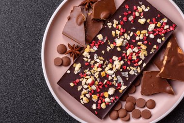 Evde kurutulmuş meyveli çikolatalı bir çikolata. Tasarımınız için arka plan olarak çikolatayı kullanın