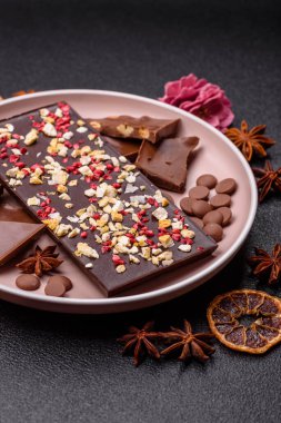Evde kurutulmuş meyveli çikolatalı bir çikolata. Tasarımınız için arka plan olarak çikolatayı kullanın