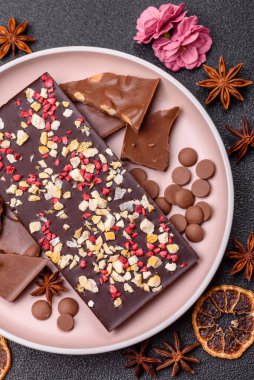 Evde kurutulmuş meyveli çikolatalı bir çikolata. Tasarımınız için arka plan olarak çikolatayı kullanın