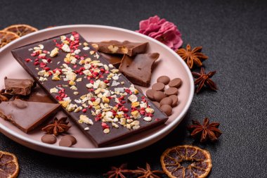 Evde kurutulmuş meyveli çikolatalı bir çikolata. Tasarımınız için arka plan olarak çikolatayı kullanın