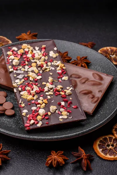Evde kurutulmuş meyveli çikolatalı bir çikolata. Tasarımınız için arka plan olarak çikolatayı kullanın