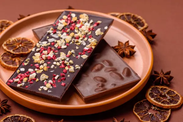 Evde kurutulmuş meyveli çikolatalı bir çikolata. Tasarımınız için arka plan olarak çikolatayı kullanın