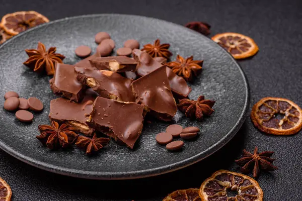 Evde kurutulmuş meyveli çikolatalı bir çikolata. Tasarımınız için arka plan olarak çikolatayı kullanın