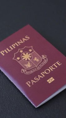 Seyahat etmek, uçmak ve iş yapmak için Filipinler pasaportu. Filipinler belgesi, sınırı geçmek için kimlik