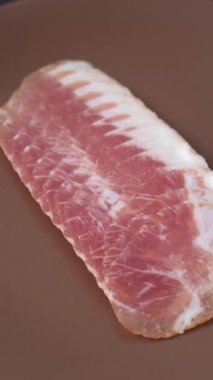 Sandviç için dilimlenmiş jambon, et, domuz ya da hindi sosisi. Jambon dilimleri, yemek, tasarımınız için arka plan