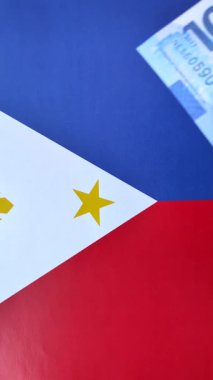 Bağımsızlığın sembolü olarak kırmızı, beyaz ve mavi renklerde Filipinler bayrağı. Tasarımınız için arka plan olarak Filipinler Bayrağı