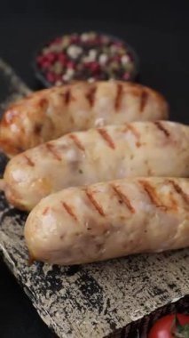 Izgara tavuk ya da sığır eti sosisi, ateşte pişirilmiş sıcak et yemeği. Izgara sosis.