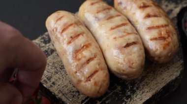 Izgara tavuk ya da sığır eti sosisi, ateşte pişirilmiş sıcak et yemeği. Izgara sosis.