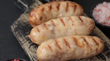 Izgara tavuk ya da sığır eti sosisi, ateşte pişirilmiş sıcak et yemeği. Izgara sosis.