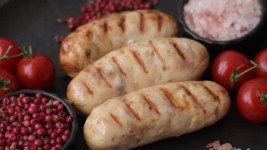 Izgara tavuk ya da sığır eti sosisi, ateşte pişirilmiş sıcak et yemeği. Izgara sosis.