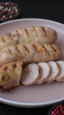 Izgara tavuk ya da sığır eti sosisi, ateşte pişirilmiş sıcak et yemeği. Izgara sosis.