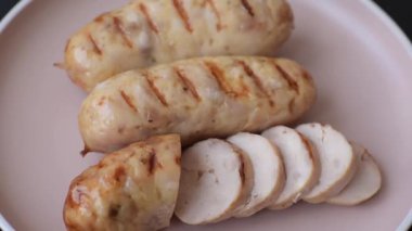 Izgara tavuk ya da sığır eti sosisi, ateşte pişirilmiş sıcak et yemeği. Izgara sosis.