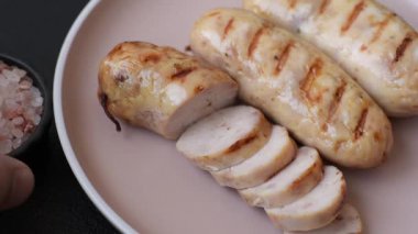 Izgara tavuk ya da sığır eti sosisi, ateşte pişirilmiş sıcak et yemeği. Izgara sosis.