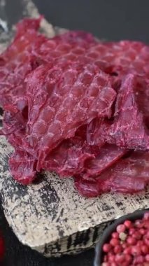 Kurutulmuş tavuk ve vişneli atıştırmalıklar. Bira ya da evcil hayvanlarınız için kurutulmuş, kurutulmuş atıştırmalıklar.