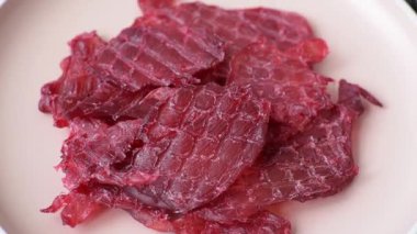 Kurutulmuş tavuk ve vişneli atıştırmalıklar. Bira ya da evcil hayvanlarınız için kurutulmuş, kurutulmuş atıştırmalıklar.