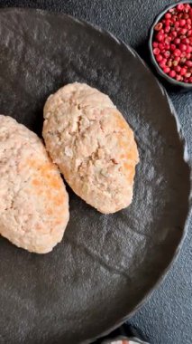 Buğulanmış balık ya da tavuk pirzolası ya da tuzlu ve baharatlı köfte. Doğranmış somondan yapılmış balık pirzolası.