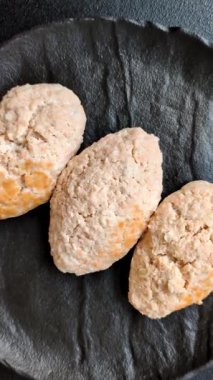 Buğulanmış balık ya da tavuk pirzolası ya da tuzlu ve baharatlı köfte. Doğranmış somondan yapılmış balık pirzolası.