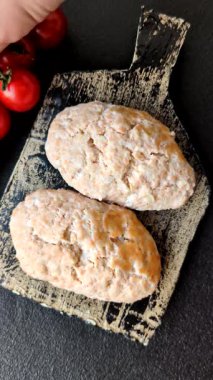 Buğulanmış balık ya da tavuk pirzolası ya da tuzlu ve baharatlı köfte. Doğranmış somondan yapılmış balık pirzolası.