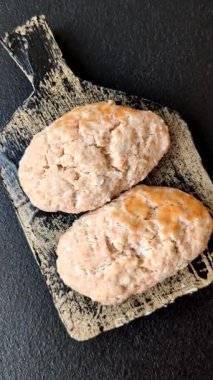 Buğulanmış balık ya da tavuk pirzolası ya da tuzlu ve baharatlı köfte. Doğranmış somondan yapılmış balık pirzolası.