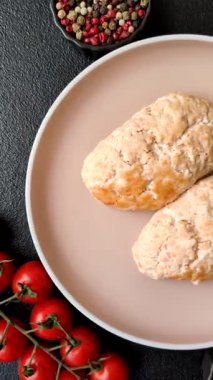 Buğulanmış balık ya da tavuk pirzolası ya da tuzlu ve baharatlı köfte. Doğranmış somondan yapılmış balık pirzolası.