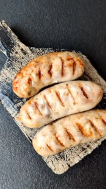 Izgara tavuk ya da sığır eti sosisi, ateşte pişirilmiş sıcak et yemeği. Izgara sosis.