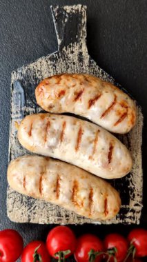 Izgara tavuk ya da sığır eti sosisi, ateşte pişirilmiş sıcak et yemeği. Izgara sosis.