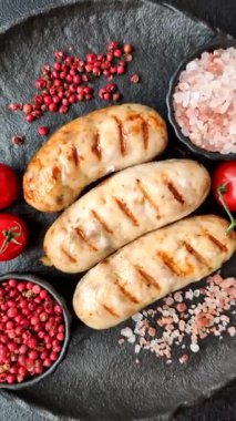 Izgara tavuk ya da sığır eti sosisi, ateşte pişirilmiş sıcak et yemeği. Izgara sosis.