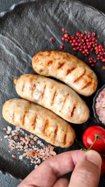 Izgara tavuk ya da sığır eti sosisi, ateşte pişirilmiş sıcak et yemeği. Izgara sosis.