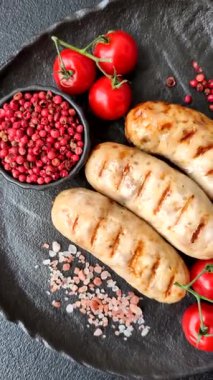 Izgara tavuk ya da sığır eti sosisi, ateşte pişirilmiş sıcak et yemeği. Izgara sosis.