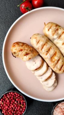 Izgara tavuk ya da sığır eti sosisi, ateşte pişirilmiş sıcak et yemeği. Izgara sosis.