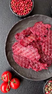 Kurutulmuş tavuk ve vişneli atıştırmalıklar. Bira ya da evcil hayvanlarınız için kurutulmuş, kurutulmuş atıştırmalıklar.