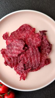 Kurutulmuş tavuk ve vişneli atıştırmalıklar. Bira ya da evcil hayvanlarınız için kurutulmuş, kurutulmuş atıştırmalıklar.