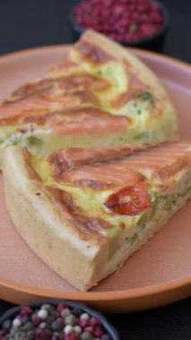 Kiş, somon turtası, brokoli, peynir. Balık ve sebzeli kiş tart, peynir, tuz ve baharat, sağlıklı yiyecekler.