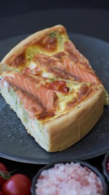 Kiş, somon turtası, brokoli, peynir. Balık ve sebzeli kiş tart, peynir, tuz ve baharat, sağlıklı yiyecekler.