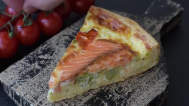 Kiş, somon turtası, brokoli, peynir. Balık ve sebzeli kiş tart, peynir, tuz ve baharat, sağlıklı yiyecekler.