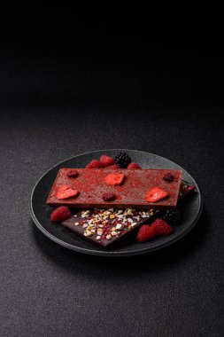 Evde kurutulmuş meyveli çikolatalı bir çikolata. Tasarımınız için arka plan olarak çikolatayı kullanın