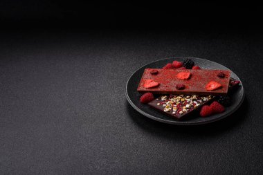 Evde kurutulmuş meyveli çikolatalı bir çikolata. Tasarımınız için arka plan olarak çikolatayı kullanın