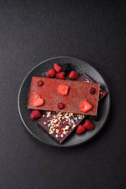 Evde kurutulmuş meyveli çikolatalı bir çikolata. Tasarımınız için arka plan olarak çikolatayı kullanın