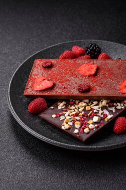 Evde kurutulmuş meyveli çikolatalı bir çikolata. Tasarımınız için arka plan olarak çikolatayı kullanın