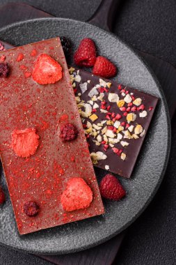 Evde kurutulmuş meyveli çikolatalı bir çikolata. Tasarımınız için arka plan olarak çikolatayı kullanın