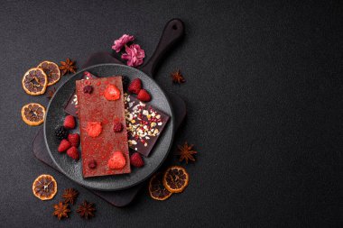 Evde kurutulmuş meyveli çikolatalı bir çikolata. Tasarımınız için arka plan olarak çikolatayı kullanın