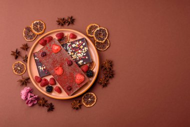 Evde kurutulmuş meyveli çikolatalı bir çikolata. Tasarımınız için arka plan olarak çikolatayı kullanın