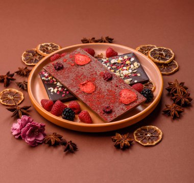 Evde kurutulmuş meyveli çikolatalı bir çikolata. Tasarımınız için arka plan olarak çikolatayı kullanın